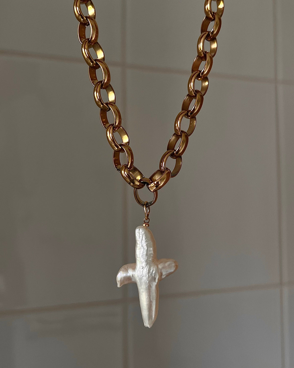 Chunky Pearl cross chain
